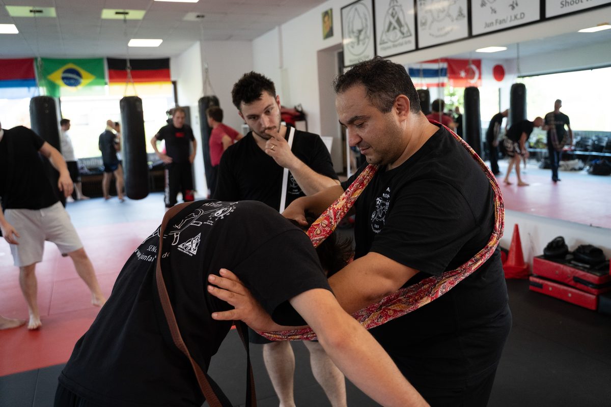 Silat Bodenkampf mit Selendang