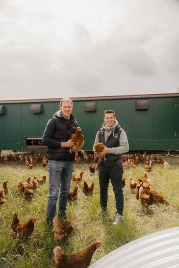 Mobiler Hühnerstall auf der Wiese